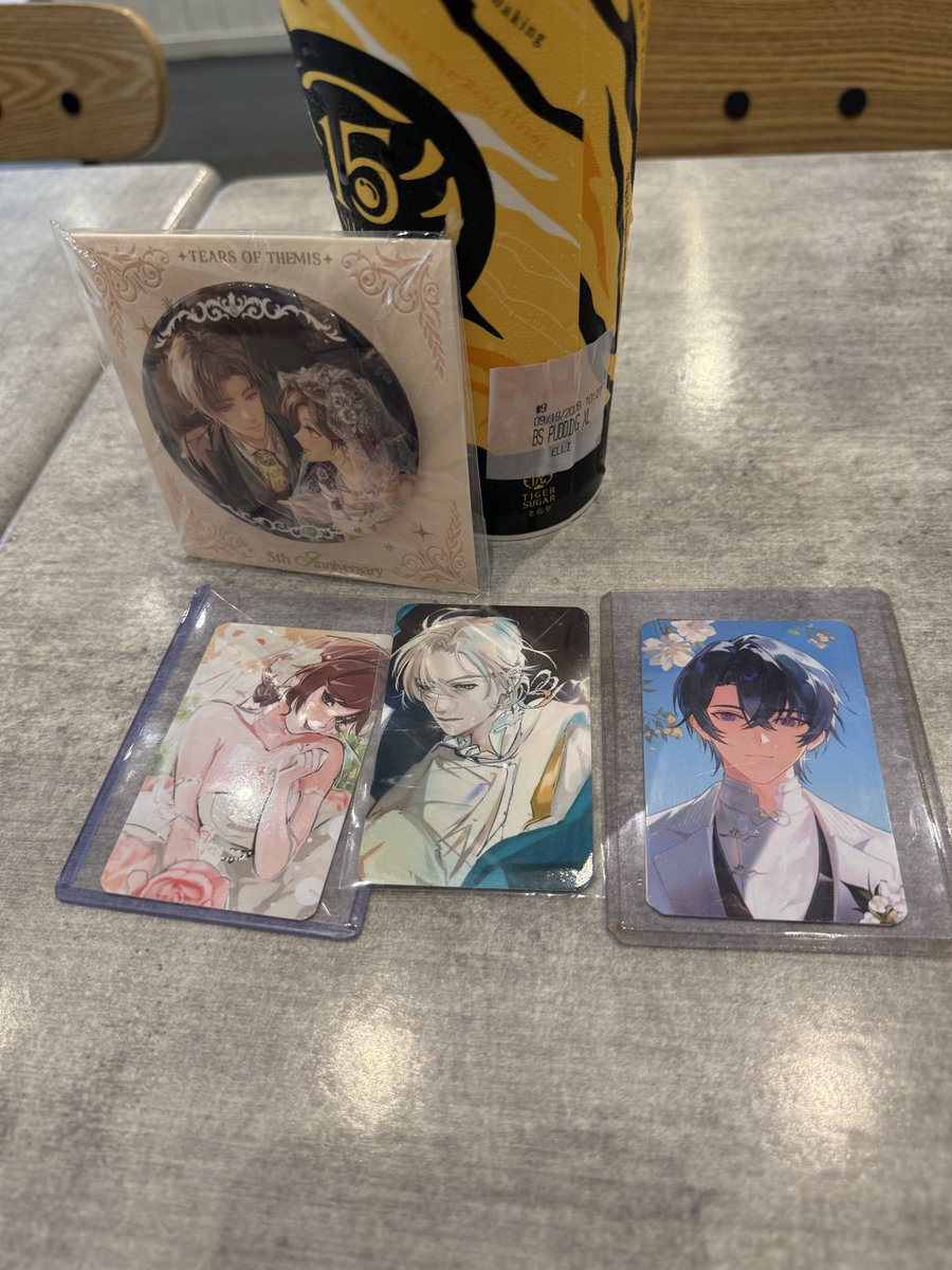 feeshbeacon's tweet photo. finally pulled my friend @khaephale for her pretty boy’s birthday >:D
#vynfanevent2026 https://t.co/Bv2OLys7pJ