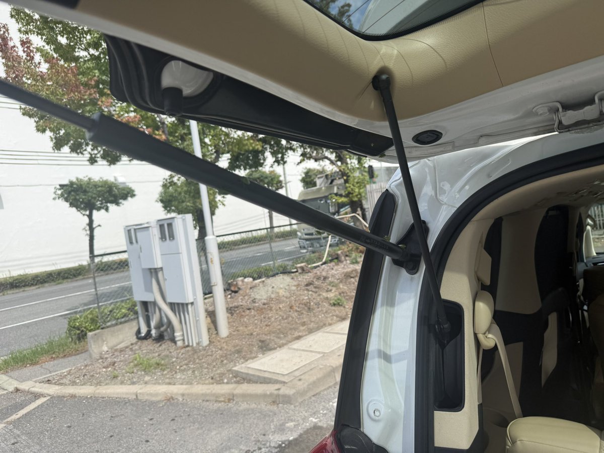 sekorubit's tweet photo. 最近車内が臭うと思ってたら、、、、 https://t.co/S3uyKMEueU