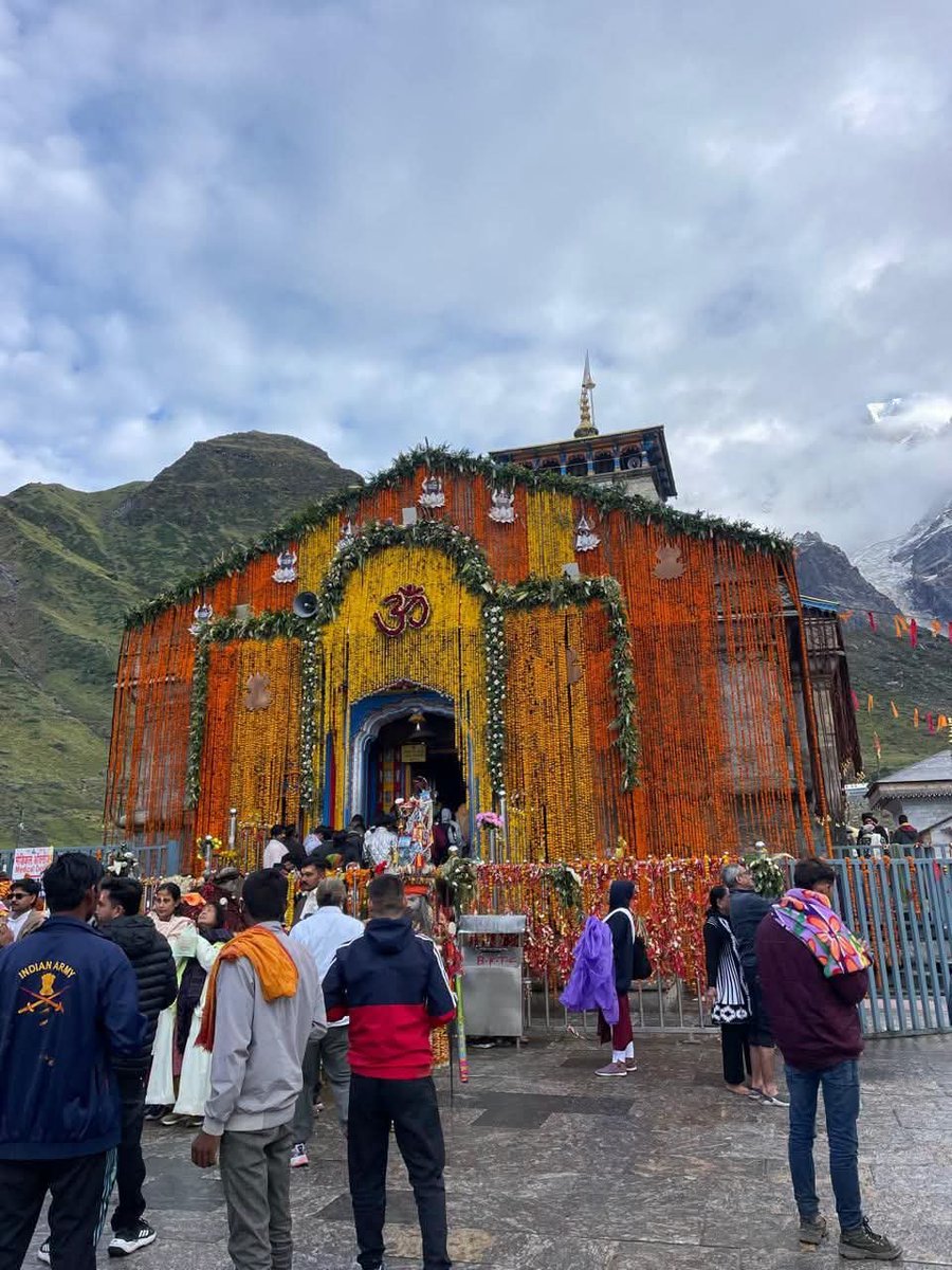 BeyondTrading07's tweet photo. आज का दिन शुभ हो, सर्वेश्वर को बारम्बार नमन 🙏

महाद्रिपार्श्वे च तटे रमन्तं सम्पूज्यमानं सततं मुनीन्द्रैः। 
सुरासुरैर्यक्ष महोरगाढ्यैः केदारमीशं शिवमेकमीडे॥

शिव समान दाता नहीं...

जय केदार... कृपा अपार 🕉️ https://t.co/OeDwHskiFj