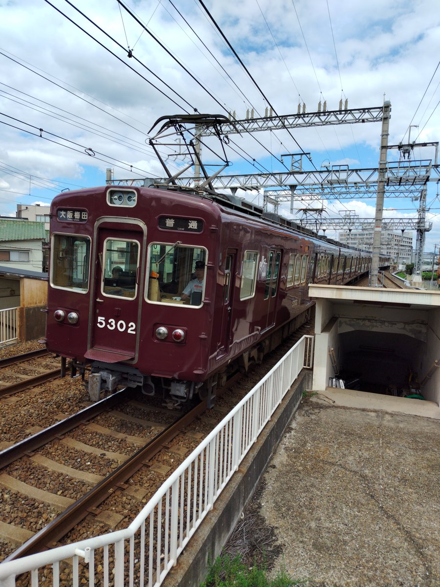 7mpersec's tweet photo. 相川からは阪急電車。阪急京都本線1145列車 普通 大阪梅田ゆき、5300系5302編成7両。 https://t.co/M6kAVfu8sf