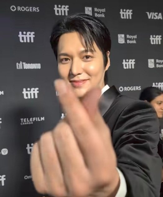 LizMinHo28's tweet photo. Después del estreno mundial, @ActorLeeMinHo volvió a #TIFF26 para In Conversation With y hablar de una trayectoria que hoy suma #TheAssassins. 🇲🇽 Que #TheAssassinsEnMexico llegue a salas de @Cinepolis. @MasQueCineLatam, hagámoslo posible. #암살자들 https://t.co/ZWT5xoa4Ve
