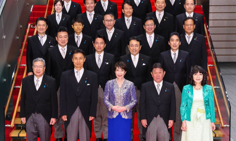 igirisumonya's tweet photo. 9/18(金)発足の高市新内閣、細野豪志の当選回数10回は、全閣僚中で第何位ですか？  記念写真で高市首相の右に位置したのは、どんな意味合いがありますか？ https://t.co/RU5r2oBVvr