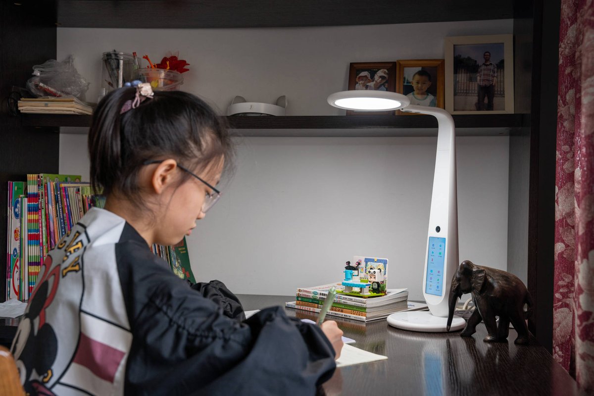 ottec148408's tweet photo. Back at the desk under the lamp, coffee in hand, wrapping up the weekly to-do list—no rest till those tasks are checked off. https://t.co/PkKFRD1O6i