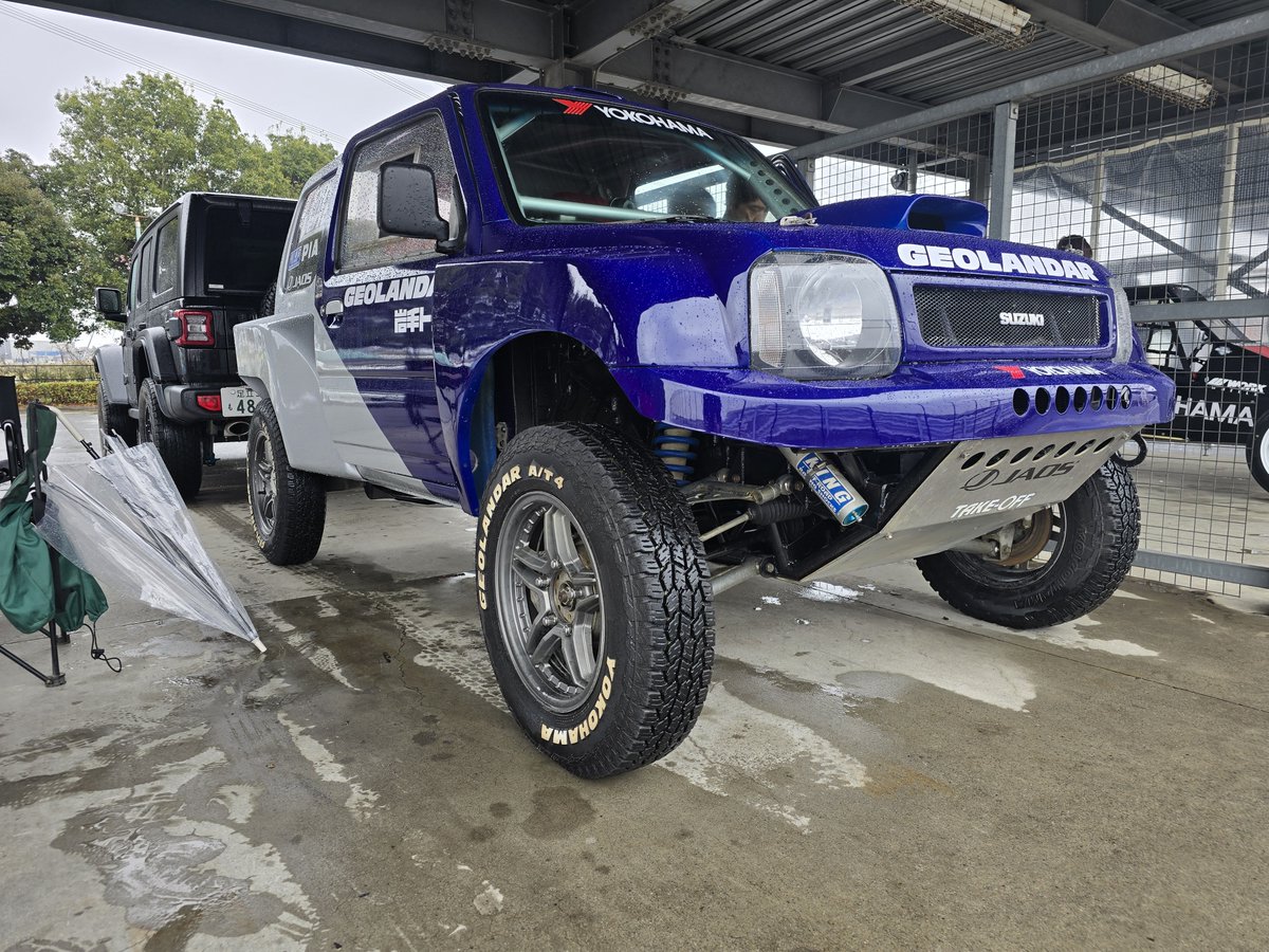 rainbow_auto's tweet photo. 11月28日開催のジムニースーパーラップにはYOKOHAMAジオランダーのプロドライバー塙さんが参加する予定です✨️✨️✨️

当日は塙さん親子がダートマシンのジムニーエボと隼バギーで走る予定ですがスーパーラップクラス上位陣はバギーと一緒に走れるので頑張って下さいwww 🔥🔥🔥

まだまだエントリーも募集中です‼️