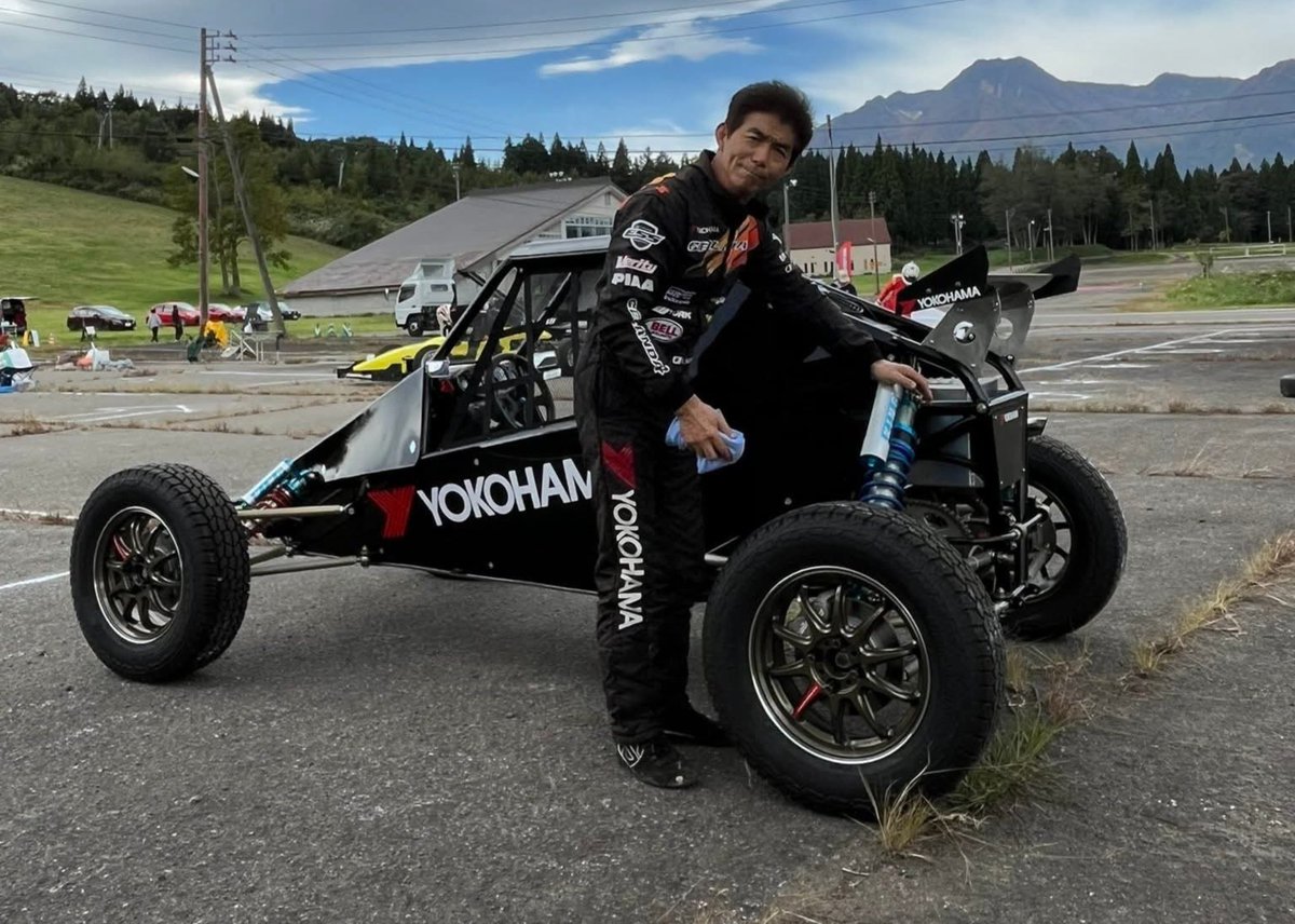 rainbow_auto's tweet photo. 11月28日開催のジムニースーパーラップにはYOKOHAMAジオランダーのプロドライバー塙さんが参加する予定です✨️✨️✨️

当日は塙さん親子がダートマシンのジムニーエボと隼バギーで走る予定ですがスーパーラップクラス上位陣はバギーと一緒に走れるので頑張って下さいwww 🔥🔥🔥

まだまだエントリーも募集中です‼️