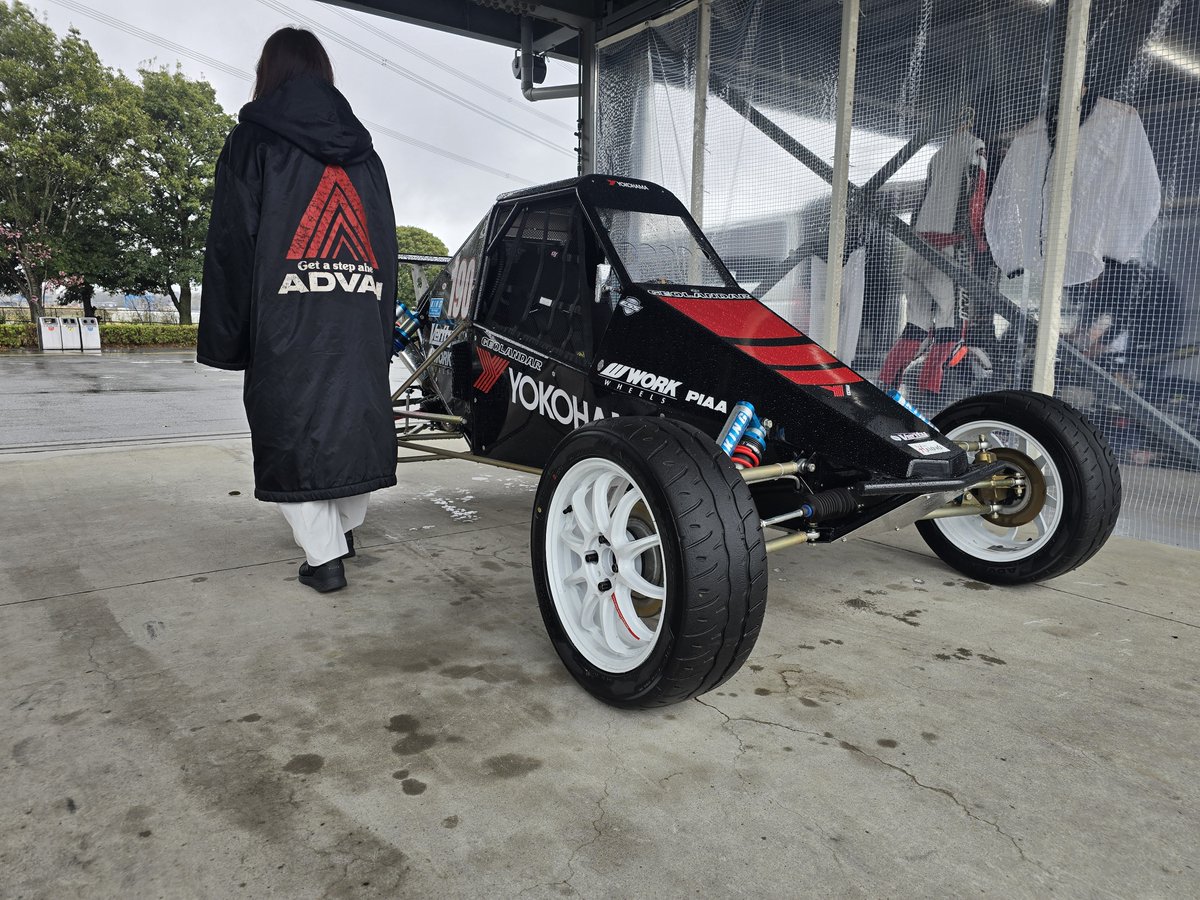 rainbow_auto's tweet photo. 11月28日開催のジムニースーパーラップにはYOKOHAMAジオランダーのプロドライバー塙さんが参加する予定です✨️✨️✨️

当日は塙さん親子がダートマシンのジムニーエボと隼バギーで走る予定ですがスーパーラップクラス上位陣はバギーと一緒に走れるので頑張って下さいwww 🔥🔥🔥

まだまだエントリーも募集中です‼️