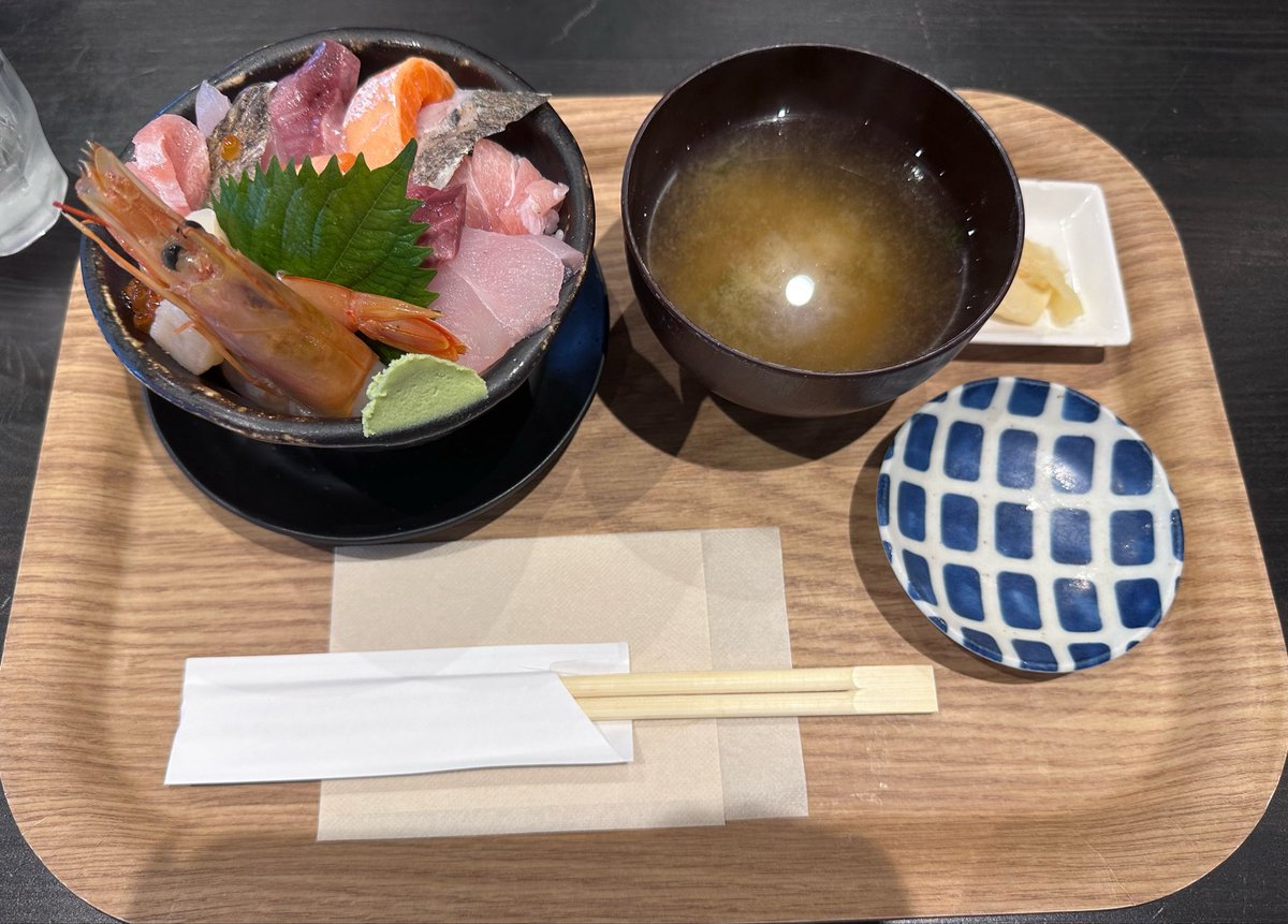 yunkawa_FF14's tweet photo. 海鮮丼食べてきたー
めちゃくちゃおいしかった！
お腹苦しい破裂しそう😂
私のは2枚目📸 https://t.co/gk9GTGlPH3