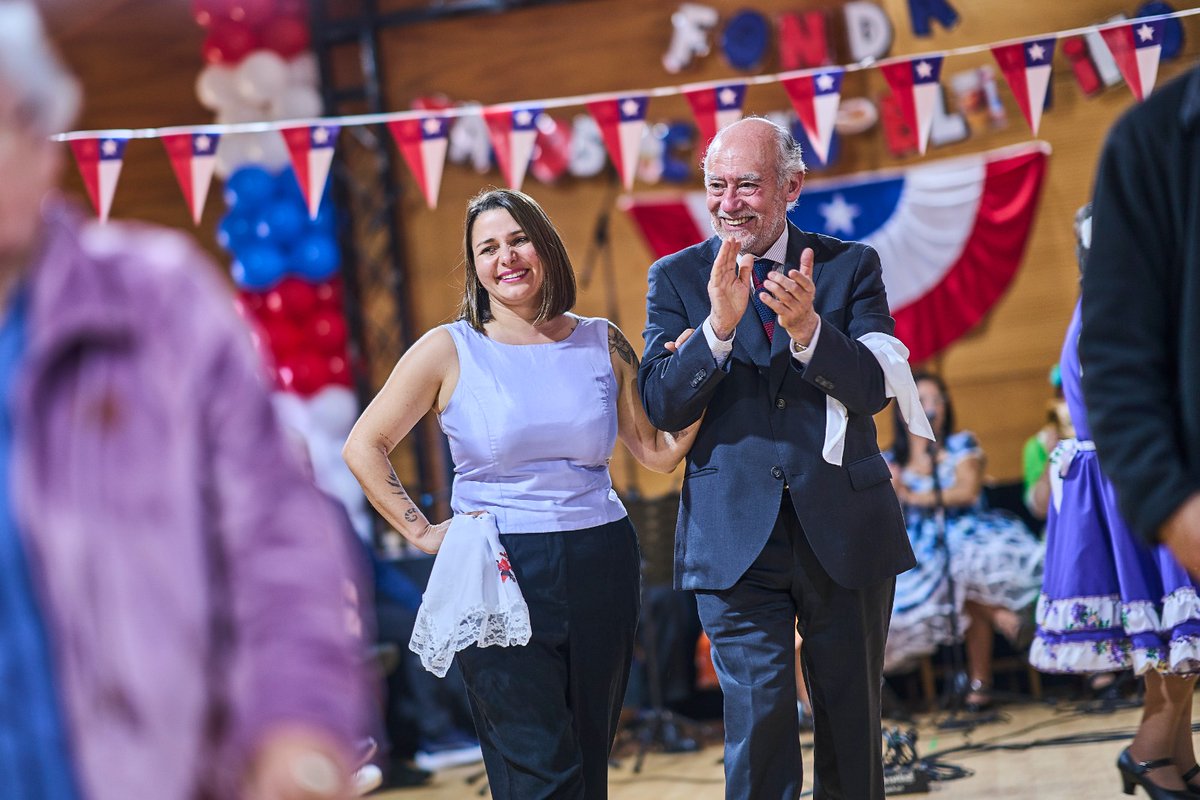 ifloressenador's tweet photo. Días de mucho baile y territorio; de compartir en mi querida región de Los Ríos. Uno de los mejores pie de cueca junto a la alcaldesa @Carla_Amtmann en #Valdivia y las agrupaciones de adultos mayores de nuestra comuna. Feliz 18! https://t.co/jTlKA95tqV
