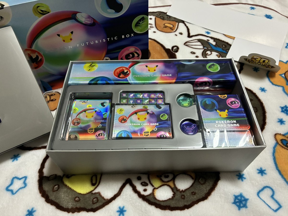 pgo_There's tweet photo. 先日のポケモン30thのカード、
妻はCELEBRATION FUTURISTIC BOXが当たってて開封しました！！
豪華過ぎて、、逆に使えない。。(ﾟ∀ﾟ)

妙に重いと思ったら、ディスプレイフレームでした。(と言いつつ、フレームの写真撮るの忘れてました笑)

#ポケモン
#ポケカ
#ポケモン30th https://t.co/KvcE3A7iAp