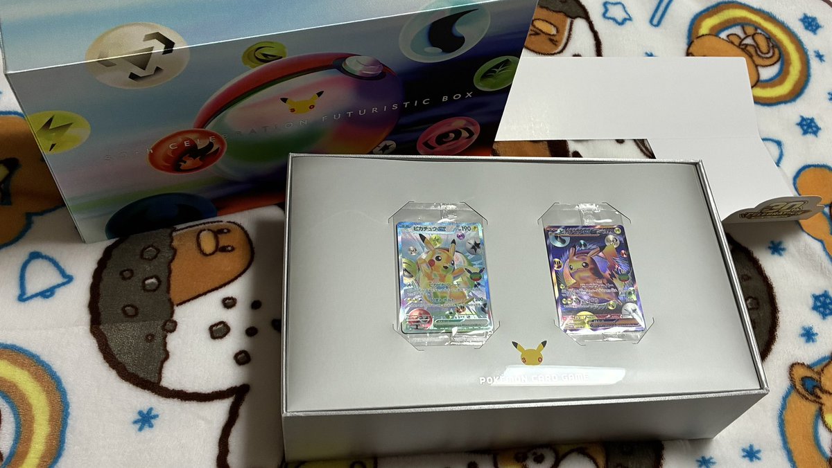 pgo_There's tweet photo. 先日のポケモン30thのカード、
妻はCELEBRATION FUTURISTIC BOXが当たってて開封しました！！
豪華過ぎて、、逆に使えない。。(ﾟ∀ﾟ)

妙に重いと思ったら、ディスプレイフレームでした。(と言いつつ、フレームの写真撮るの忘れてました笑)

#ポケモン
#ポケカ
#ポケモン30th https://t.co/KvcE3A7iAp