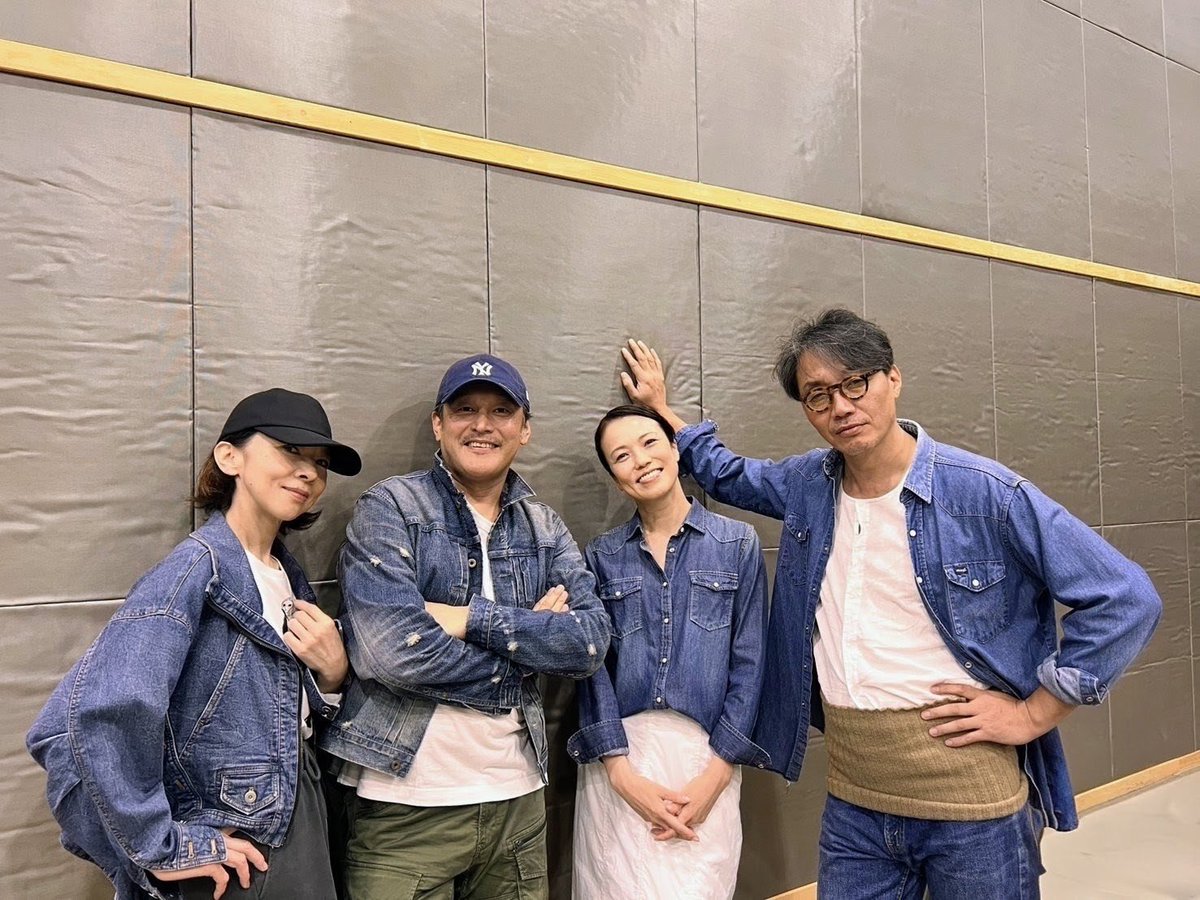 AyabukiOfficial's tweet photo. 「兄おとうと」絶賛お稽古中！
昨日の私服、デニム被りの #横田栄司 さん #松角洋平 さん #霧矢大夢  #彩吹真央 😂急に寒くなったからね…
今日も気の合う仲間と歌って踊ってお芝居して笑ってがんばります✊
#こまつ座 #兄おとうと https://t.co/blswwgBBsY