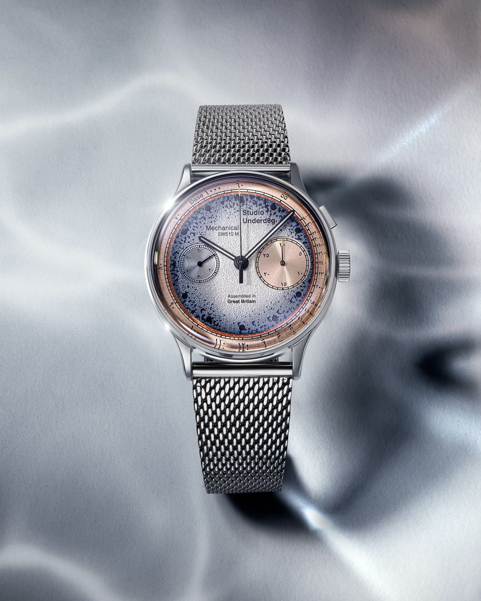 tiempoderelojes's tweet photo. Studio Underd0g Watches se une con Ahmed Seddiqi para presentar el 03SERIES Chan3ad (Kingfish), una colaboración inspirada en el kingfish que habita en aguas de Emiratos Árabes Unidos. La pieza traduce sus tonos azul grisáceo y rosados a una carátula de doble capa, acompañada por numerales arábigos orientales.

En su interior equipa un Sellita SW510-M de cuerda manual, cronógrafo monopulsador con acabados personalizados y 63 horas de reserva de marcha.

El concepto también llega a la correa: una pieza en piel de salmón negra procedente de Islandia, acompañada además por una malla milanesa.

Solo se producirán 100 ejemplares numerados, ensamblados en Gran Bretaña, y estarán disponibles exclusivamente a través de Ahmed Seddiqi. 
Edición de solo 100 piezas.

#TiempoDeRelojes #StudioUnderd0g #AhmedSeddiqi