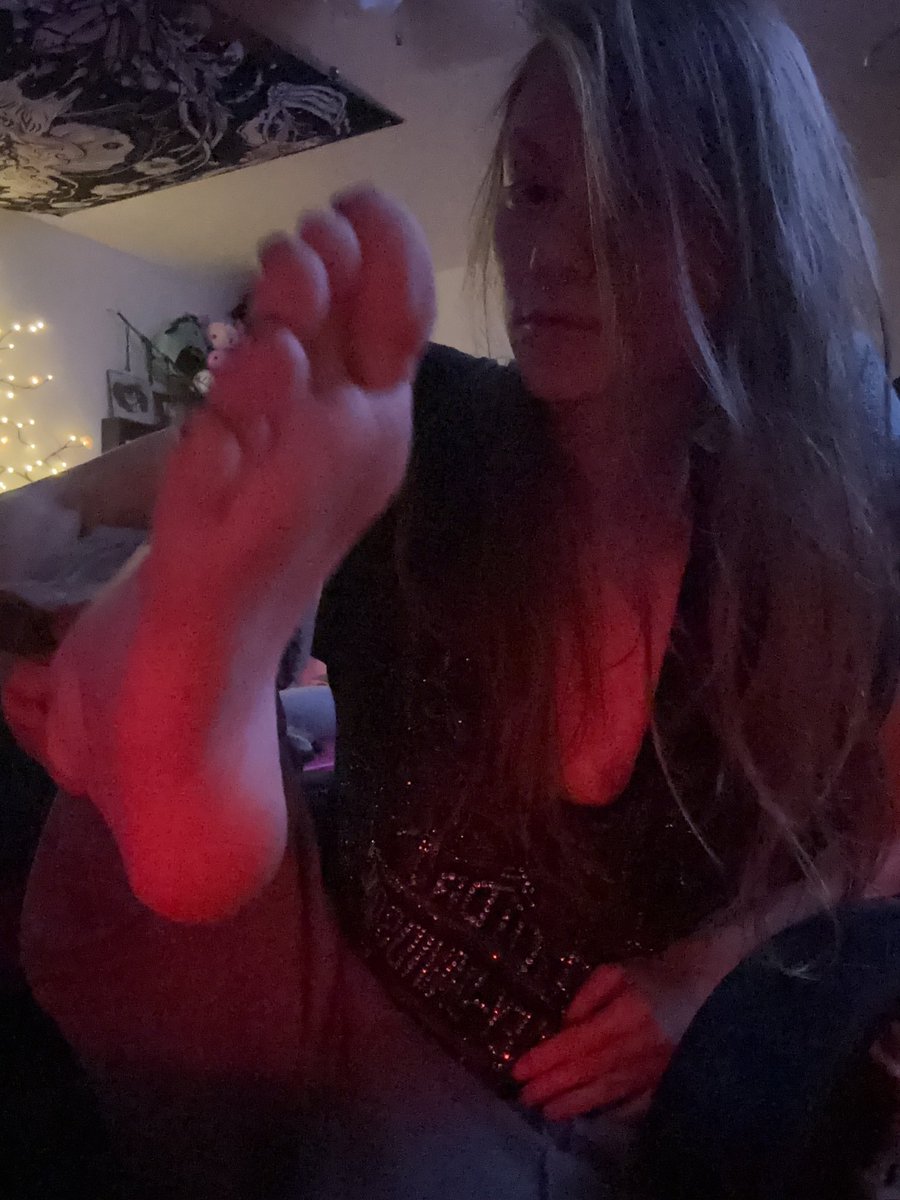 Moo4MissK's tweet photo. paydayyy!

my feet &amp; i are ready to step on u while u  empty ur account helplessly ❤️‍🔥

findom https://t.co/aTcbZrJVql