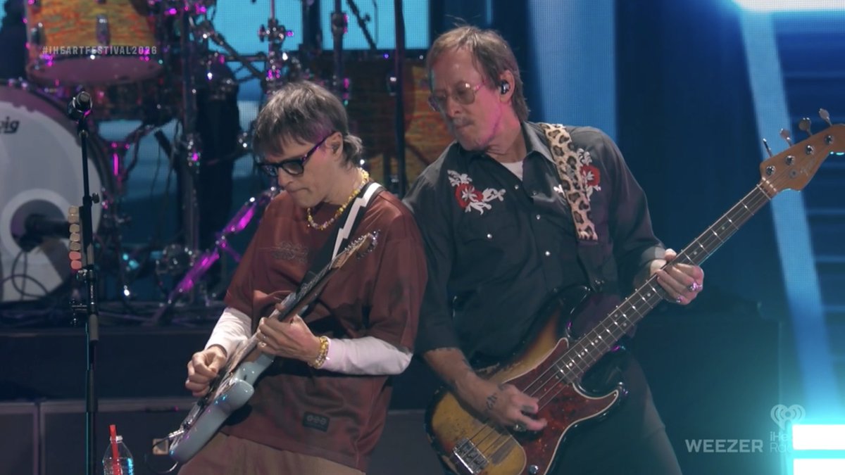 sunflowercharts's tweet photo. คุณ Rivers Cuomo นักร้องนำและมือกีตาร์วง Weezer สวมเสื้อ BTS WORLD TOUR ‘ARIRANG’ ของ @BTS_twt เวอร์ชัน Las Vegas ขณะทำการแสดงในเทศกาลดนตรี iHeartRadio Music Festival ประจำปี 2026 ณ T-Mobile Arena ลาสเวกัส สหรัฐอเมริกา

#BTSxiHeartFestival #iHeartFestival2026 https://t.co/7D2cGdoRyG