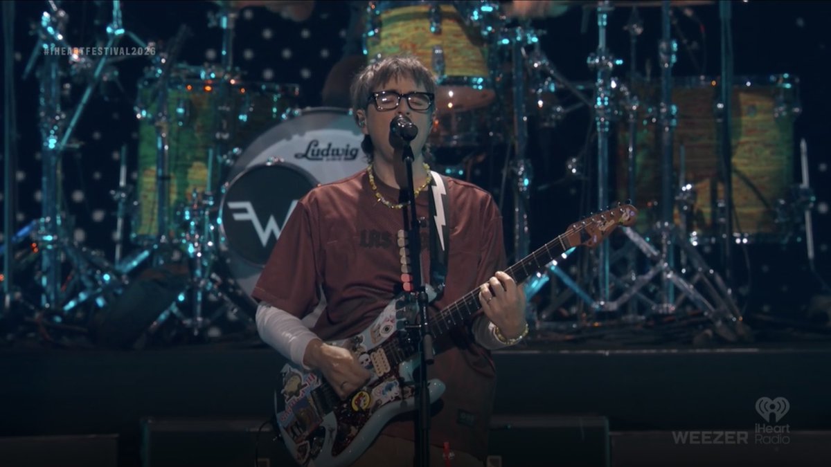 sunflowercharts's tweet photo. คุณ Rivers Cuomo นักร้องนำและมือกีตาร์วง Weezer สวมเสื้อ BTS WORLD TOUR ‘ARIRANG’ ของ @BTS_twt เวอร์ชัน Las Vegas ขณะทำการแสดงในเทศกาลดนตรี iHeartRadio Music Festival ประจำปี 2026 ณ T-Mobile Arena ลาสเวกัส สหรัฐอเมริกา

#BTSxiHeartFestival #iHeartFestival2026 https://t.co/7D2cGdoRyG