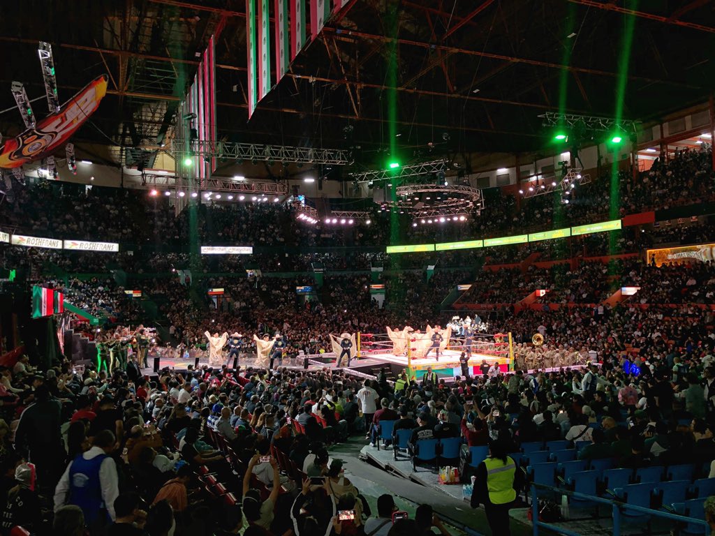 jorge_livan's tweet photo. No hay nada como formar parte de un Aniversario del Consejo Mundial de Lucha Libre 

#93AniversarioCMLL https://t.co/TgcSOp8aGE