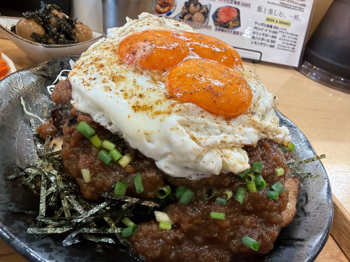 dorodoronosoup's tweet photo. ｺﾒｿｯ!!
9月限定リピート！
・ご飯大盛り
・肉マシ1枚
・麻薬うずら
・目玉焼き追加
・感謝の目玉焼き

涼しいと思ったらなんかまた暑いし、梅パゥワーで乗り切るで！

そして餅の食感と海苔の風味がこのソースに本当に合う。すごい。DIOとジョースター家の血くらい合う。 https://t.co/yRsqUkLiQb