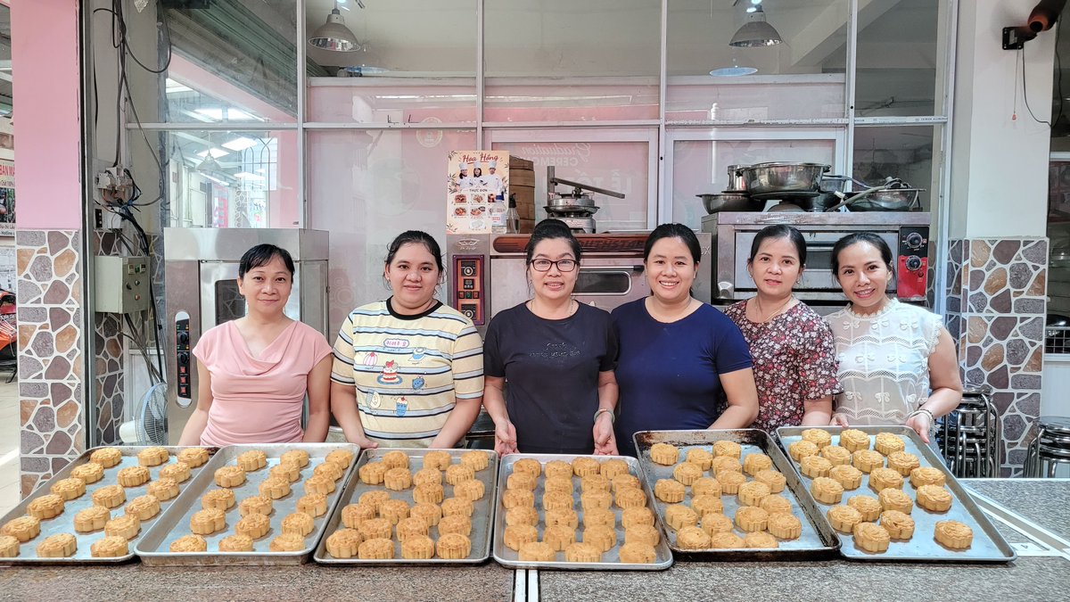 dayngherosa's tweet photo. HỌC ĐI ĐÔI VỚI HÀNH: Hôm nay các học viên lớp Bánh đã có một buổi thực hành làm Bánh Trung Thu Thập Cẩm thật sôi nổi. Từng công đoạn đều được các bạn chăm chỉ thực hiện, từ làm vỏ, chuẩn bị nhân đến đóng bánh và tạo hình. https://t.co/nEnq7y9hVA