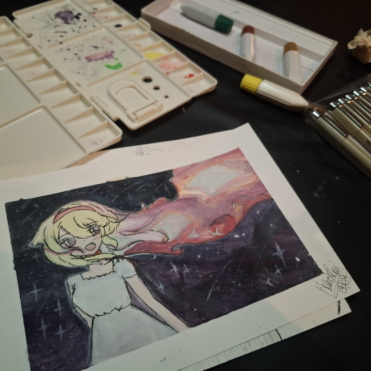 hoshiakaii's tweet photo. Já tinha um tempo que queria começar a pintar telas, quadros, aquarelas e etc... Fiz meu primeiro desenho, já tive experiência com desenhos há MT tempo atrás kkkk fiz esse na aquarela, era pra ser eu mas desisti no meio do caminho, as cores de misturaram kkkk o que acharam? 👀✨ https://t.co/3FvTAxctuw