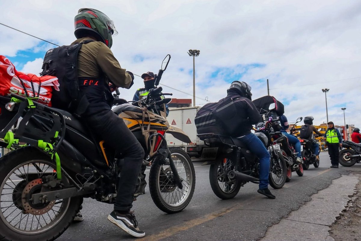 emov_ep's tweet photo. #EMOVControla🚨
Dos operativos realizados hoy en la Autopista Cuenca–Azogues y Feria Libre dejaron:
🚨 37 sancionados por películas polarizadas.
🚨 6 sancionados por no portar placas de identificación.
🚨 7 vehículos retenidos.
@MarisolPenaloz2
@AlcaldiaCuenca1 https://t.co/kb4hdABucg