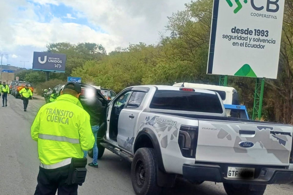 emov_ep's tweet photo. #EMOVControla🚨
Dos operativos realizados hoy en la Autopista Cuenca–Azogues y Feria Libre dejaron:
🚨 37 sancionados por películas polarizadas.
🚨 6 sancionados por no portar placas de identificación.
🚨 7 vehículos retenidos.
@MarisolPenaloz2
@AlcaldiaCuenca1 https://t.co/kb4hdABucg