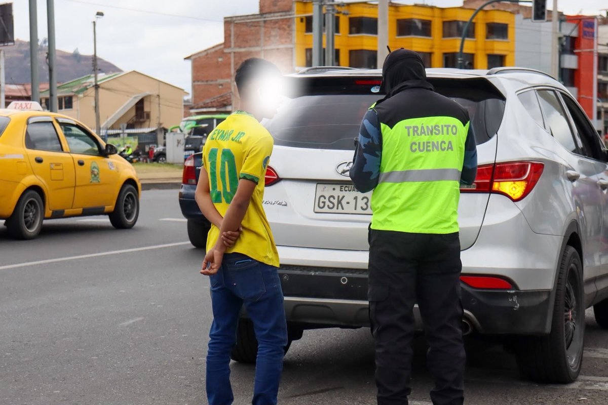 emov_ep's tweet photo. #EMOVControla🚨
Dos operativos realizados hoy en la Autopista Cuenca–Azogues y Feria Libre dejaron:
🚨 37 sancionados por películas polarizadas.
🚨 6 sancionados por no portar placas de identificación.
🚨 7 vehículos retenidos.
@MarisolPenaloz2
@AlcaldiaCuenca1 https://t.co/kb4hdABucg