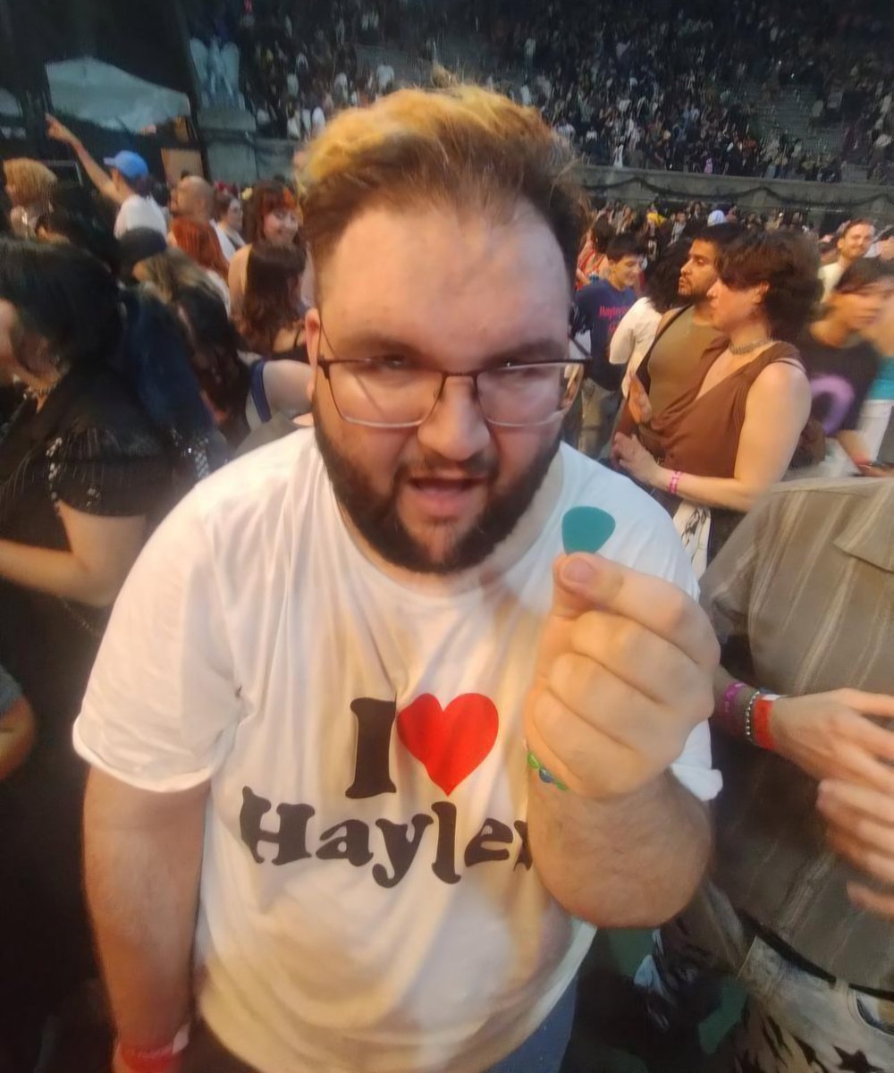 Its_ME_Big_T_'s tweet photo. Well, finally back in Texas, truly can't believe my life rn. To anyone I met in NYC at The Hayley Williams Show . Thank you for being so welcoming and loving! Can't wait to witness the show again in October but this time in my homestate 🥹. https://t.co/LaBDz1Mm4l