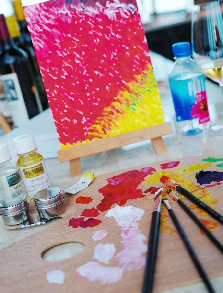 blosz626984's tweet photo. Stepped into a local art studio today, the messy paint tubes and half-finished canvases are like little time capsules of creativity. Spent 20 minutes doodling abstract lines—my hands said more than words could! https://t.co/H49hxPFiRC