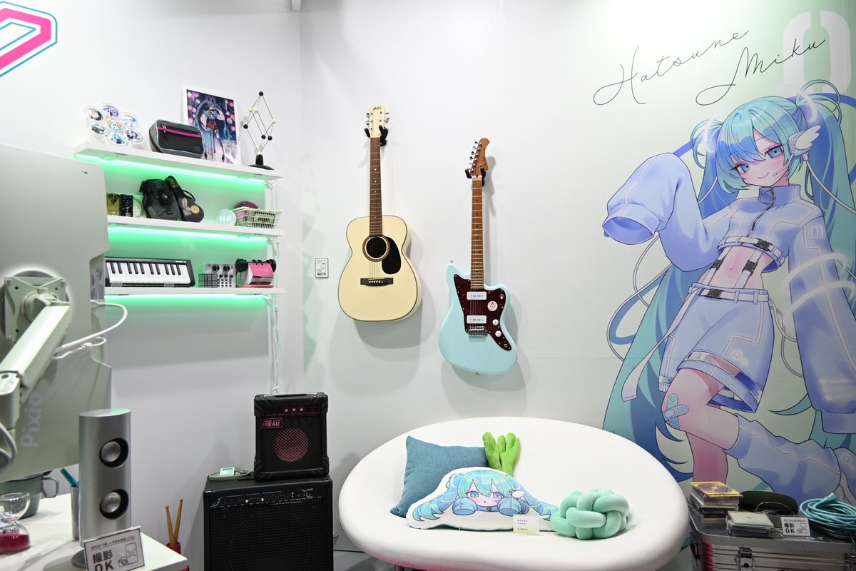 gamespark's tweet photo. 【TGS2026】“理想のゲーマー”になれる空間が広がる「Pixio」ブース。新コンセプトのゲーミングモニター、水色＆初音ミクイメージのインテリア例は必見！
https://t.co/jHRONCr2Lj https://t.co/GUSum2mnCb
