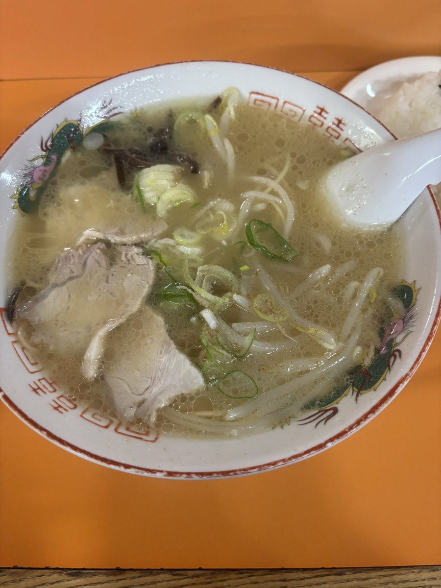Livinghardnow's tweet photo. #草木ヶ原ラーメン
#佐世保
#ランチ
#おにぎり付き
#650円
#安過ぎやろ
#美味いよ〜 https://t.co/t5UHpqnG8M