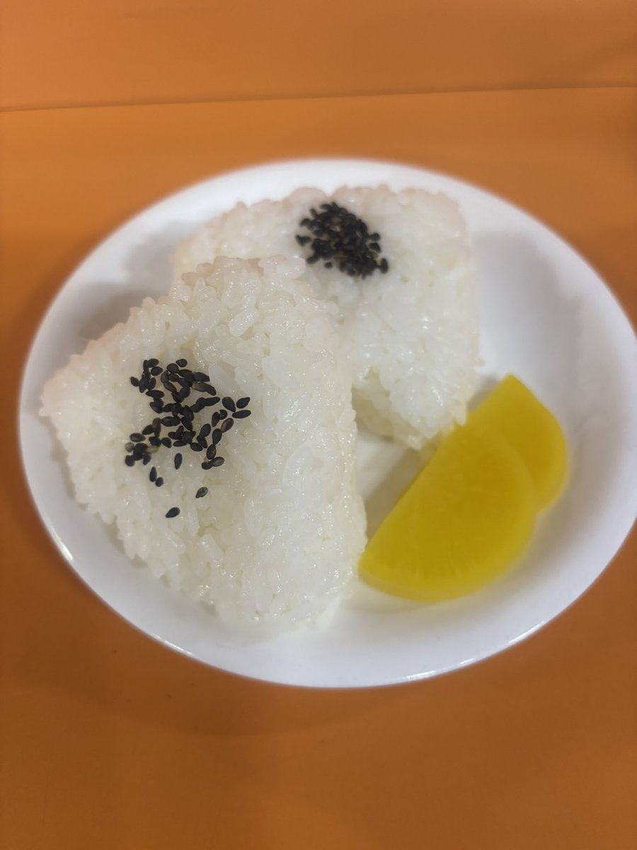 Livinghardnow's tweet photo. #草木ヶ原ラーメン
#佐世保
#ランチ
#おにぎり付き
#650円
#安過ぎやろ
#美味いよ〜 https://t.co/t5UHpqnG8M