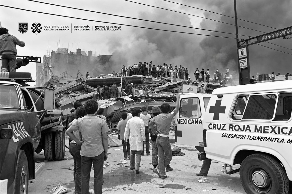 CruzRoja_MX's tweet photo. El 19 de septiembre permanece en la memoria de México.

Recordamos a quienes perdieron la vida en los sismos de 1985 y 2017 y a quienes, en medio de la emergencia, tendieron una mano para ayudar.

Honrar su memoria también es aprender, prepararnos y fortalecer la prevención. ❤️ https://t.co/fCHnBjjDmM