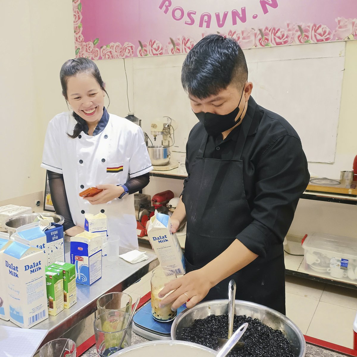 dayngherosa's tweet photo. 🥤 BUỔI HỌC PHA CHẾ CHUYÊN NGHIỆP – SỮA TƯƠI TRÂN CHÂU ĐƯỜNG ĐEN CÙNG BARISTA NAM NGUYỄN💙 https://t.co/LQHjXgBV9M