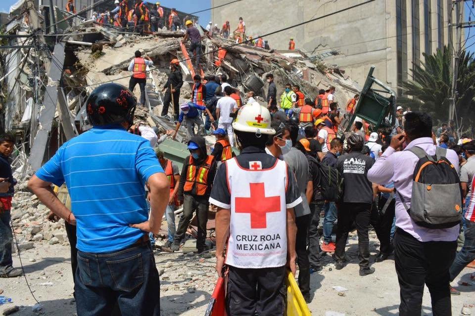 CruzRoja_MX's tweet photo. El 19 de septiembre permanece en la memoria de México.

Recordamos a quienes perdieron la vida en los sismos de 1985 y 2017 y a quienes, en medio de la emergencia, tendieron una mano para ayudar.

Honrar su memoria también es aprender, prepararnos y fortalecer la prevención. ❤️ https://t.co/fCHnBjjDmM