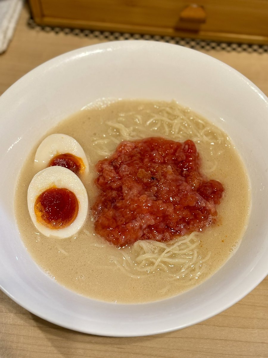 runnerDaibar's tweet photo. 「いくらではなく筋子そばが爆誕‼️ 鮭スープとの相性バッチリ過ぎるぞー😍💕」

麺屋M／阪東橋

まず筋子を食う
筋子だけに塩味強めで酒が飲みたくなる🍶

塩味抑え気味な鮭スープ
暖かいから筋子がよくほぐれる👍

スープがオレンジ色に変わってくると
鮭と筋子が溶け合ってめちゃウマに😋

しっとりした細麺に
ほぐれた筋子がたっぷり絡んで最高‼️

〆はライスに残ったスープ投入
めちゃウマな鮭筋子茶漬けの完成✨

大満足でご馳走さまでした🙏

今日からの限定はシルバーウィークバージョンで豪華だよ✨　是非是非、食べに行ってみて👍

＃麺屋M ＃筋子 ＃鮭 ＃阪東橋 ���横浜ラーメン