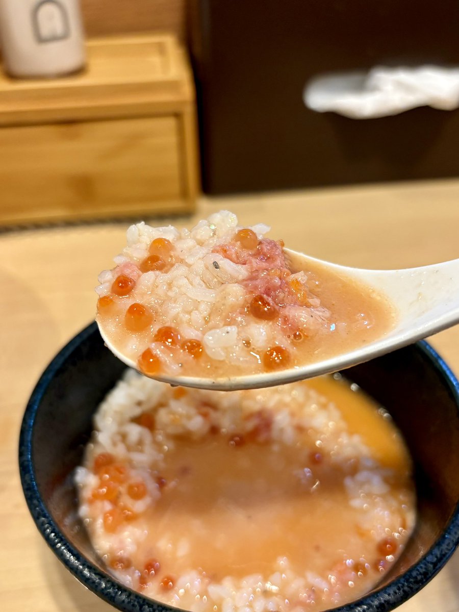 runnerDaibar's tweet photo. 「いくらではなく筋子そばが爆誕‼️ 鮭スープとの相性バッチリ過ぎるぞー😍💕」

麺屋M／阪東橋

まず筋子を食う
筋子だけに塩味強めで酒が飲みたくなる🍶

塩味抑え気味な鮭スープ
暖かいから筋子がよくほぐれる👍

スープがオレンジ色に変わってくると
鮭と筋子が溶け合ってめちゃウマに😋

しっとりした細麺に
ほぐれた筋子がたっぷり絡んで最高‼️

〆はライスに残ったスープ投入
めちゃウマな鮭筋子茶漬けの完成✨

大満足でご馳走さまでした🙏

今日からの限定はシルバーウィークバージョンで豪華だよ✨　是非是非、食べに行ってみて👍

＃麺屋M ＃筋子 ＃鮭 ＃阪東橋 ���横浜ラーメン