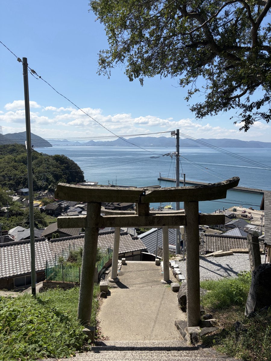 usiaaaaaa's tweet photo. サマポケ目的で男木島来たけどシンプルに景色が良過ぎるわ https://t.co/VAMomhqJEi