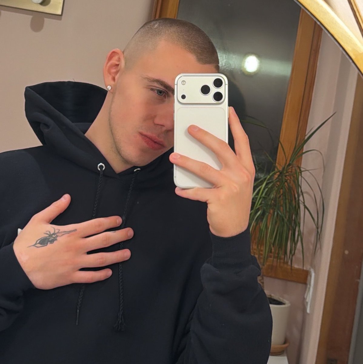 tklaroidata's tweet photo. LAROI YOU ARE THE MOST BEAUTIFUL MAN ON THIS PLANET https://t.co/7rhLoU3OP6