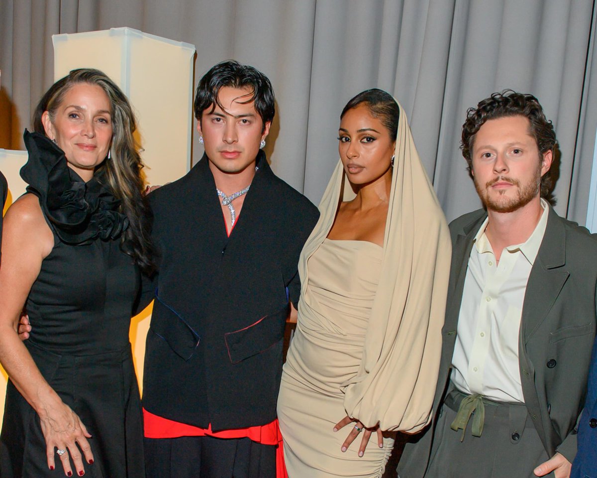 hudsonwupdates's tweet photo. Hudson Williams with Noah Reid, Clark Backo, Carrie-Anne Moss, Kat Sandler, and Shelia McCarthy at the “YAGA,” premiere! (via clarkb) https://t.co/pY211h2soY