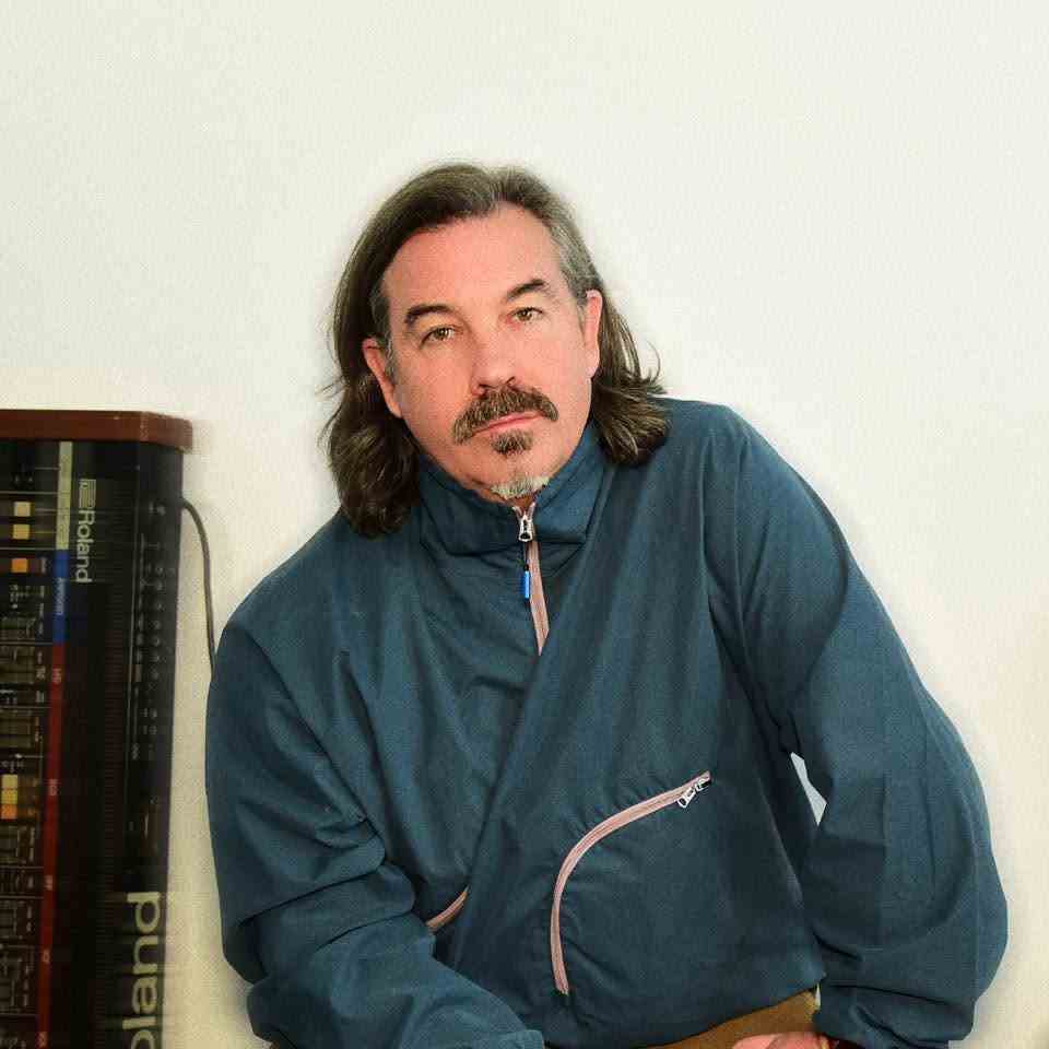 shutter16's tweet photo. Duncan Sheik, the voice behind the ’90s staple “Barely Breathing” who went on to become the Tony and Grammy-winning composer of Spring Awakening, has died at 56.
We look back at his remarkable career and legacy at https://t.co/vkAy0JzwiV.
#DuncanSheik #SpringAwakening https://t.co/OZjfP1yJbI