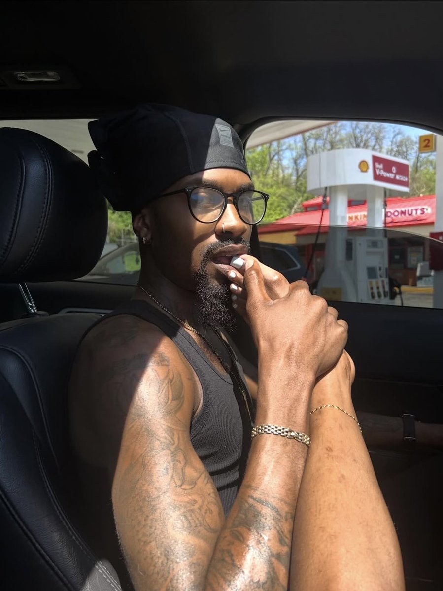 plugdontmiss's tweet photo. Immediately after her nail appointment https://t.co/HcQBMSoh9i
