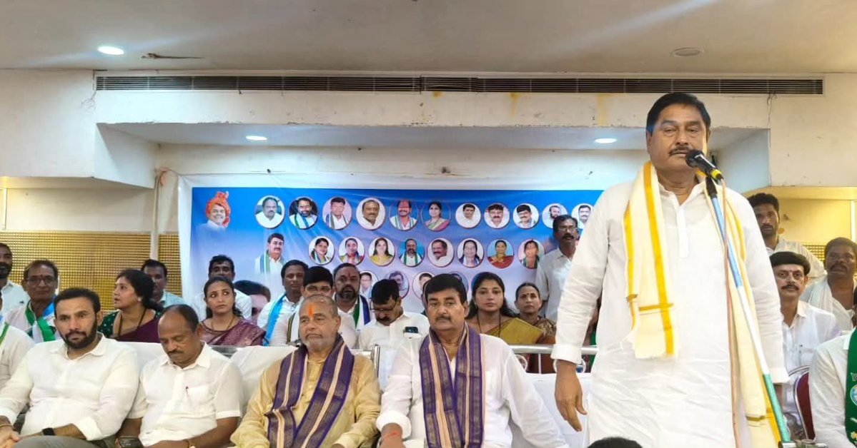 BALARAJUP8's tweet photo. తేది:18.9.2026
ఇచ్చాపురం నియోజకవర్గం YSRCP
విస్తృత స్థాయి సమావేశం 

జిల్లా నాయకులు మాట్లాడుతూ,
స్థానిక సంస్థల ఎన్నికల నేపథ్యంలో పార్టీ నాయకులు, కార్యకర్తలతో సమావేశమై ఎన్నికలకు సన్నద్ధత, పార్టీ బలోపేతం, ప్రజా సమస్యలపై చేపట్టాల్సిన కార్యాచరణపై దిశానిర్దేశం చేసారు.

#Syamprasadreddy https://t.co/bydboEhe5v