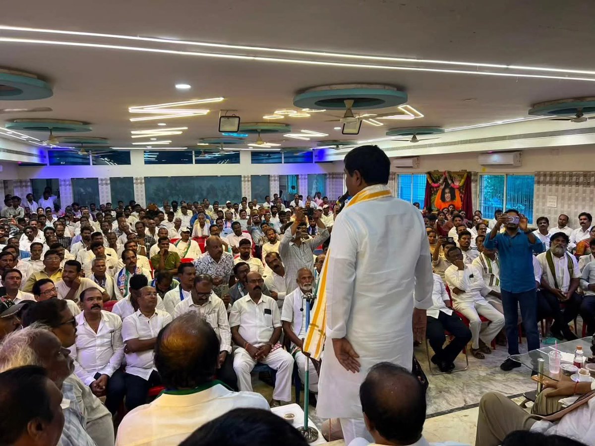 BALARAJUP8's tweet photo. తేది:18.9.2026
ఇచ్చాపురం నియోజకవర్గం YSRCP
విస్తృత స్థాయి సమావేశం 

జిల్లా నాయకులు మాట్లాడుతూ,
స్థానిక సంస్థల ఎన్నికల నేపథ్యంలో పార్టీ నాయకులు, కార్యకర్తలతో సమావేశమై ఎన్నికలకు సన్నద్ధత, పార్టీ బలోపేతం, ప్రజా సమస్యలపై చేపట్టాల్సిన కార్యాచరణపై దిశానిర్దేశం చేసారు.

#Syamprasadreddy https://t.co/bydboEhe5v