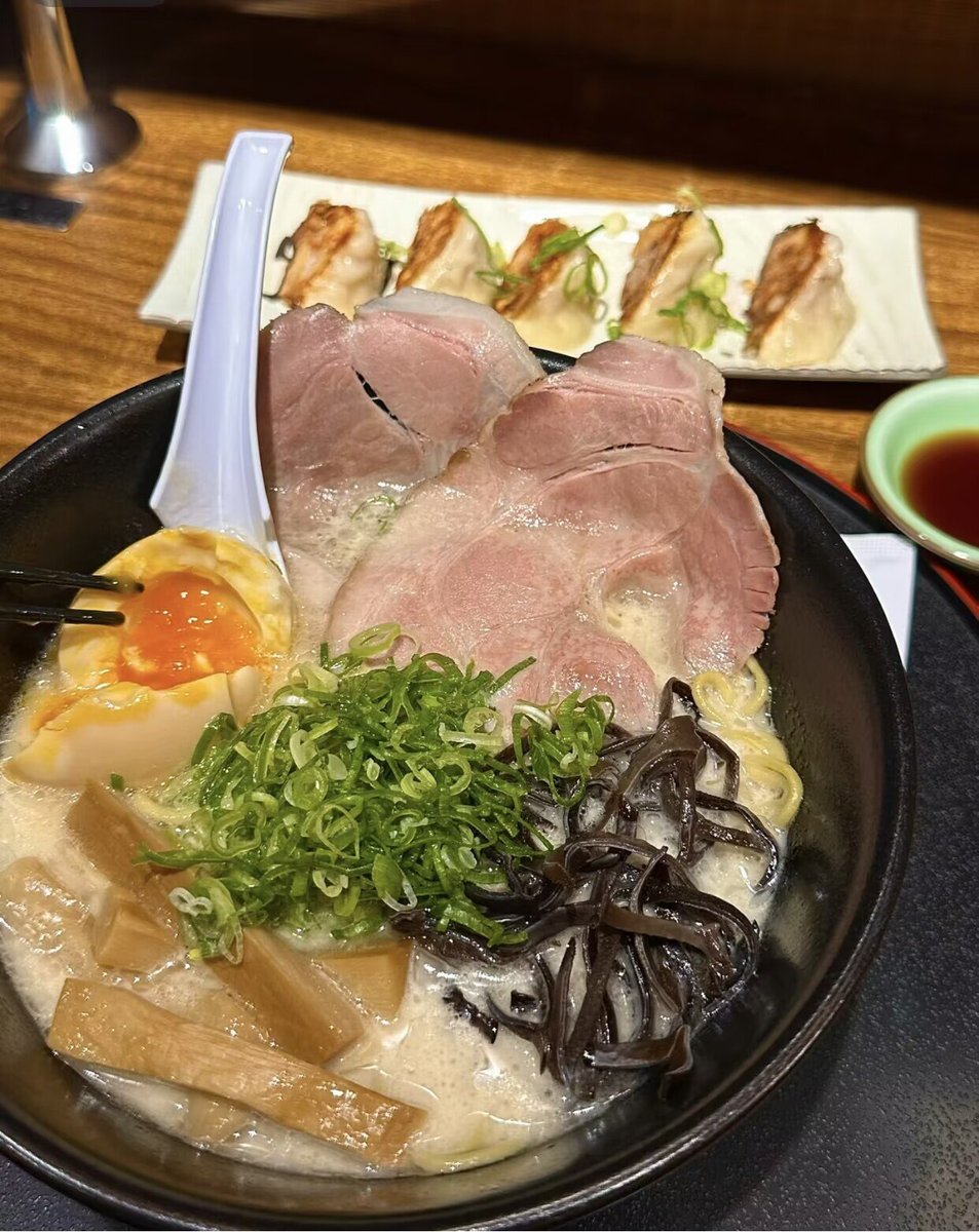 mrsy_3425's tweet photo. お昼ご飯はラーメン🍜分厚いチャーシューにとろとろ味玉、濃厚豚骨スープが最高📷<✨ https://t.co/9cqShwkW8P