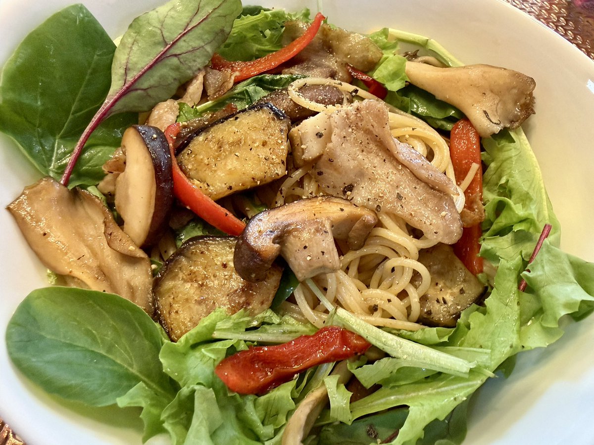 ChicaHamada's tweet photo. 昼メシー！

きのこの和風パスタサラダ🤔
ま、そんなの🤭

偏頭痛は完全消えたけど胃はちょい変…
とか言いながらパスタ食べれるんだから全く問題なし🤣🤣🤣
#お腹ペコリン部 復活🙌

明日は #和泉中央駅 で #和泉の国ジャズストリート♪
ジャズストたのしー🩷
楽しみ🎶

#おうちごはん 
#お昼ごはん https://t.co/Tmr5lOFvmh