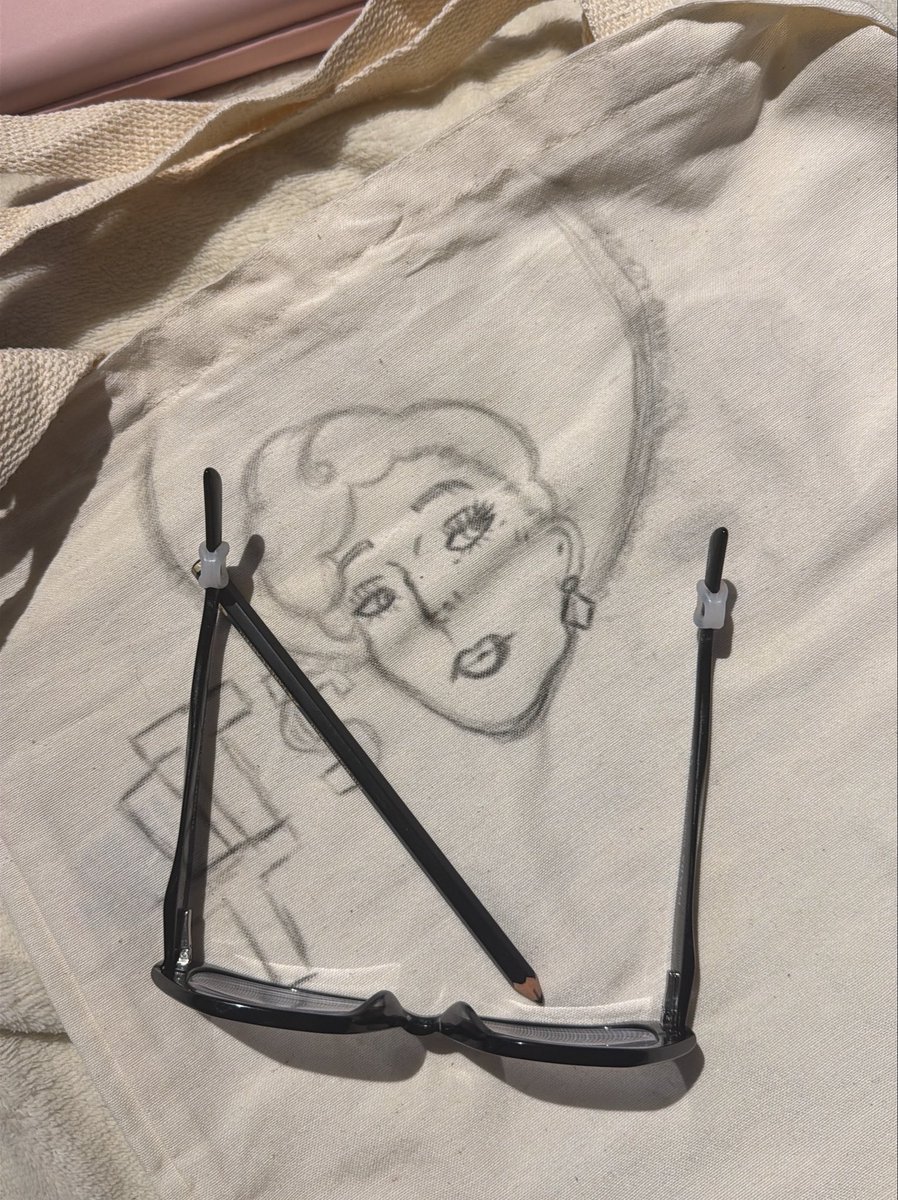 simardvdo's tweet photo. drawing ms layton in my ecobag https://t.co/ysXvMKJGOn