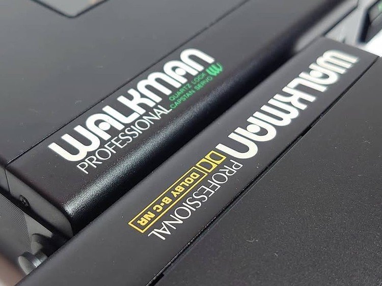 vq_rider's tweet photo. SONY WALKMAN PROFESSIONAL
WM-D6（1982）WM-D6C（1984）

個人的にはこれがウォークマンの頂点ですね。ワウ・フラッター0.04%、ドルビーNR内蔵でデッキ水準の高性能機、WM-D6。ドルビーNR（C）、アモルファスヘッド搭載のWM-D6C。正にPROFESSIONALです。

#SONY
#WALKMAN
#WMD6
#WMD6C https://t.co/qzC6kjApPv