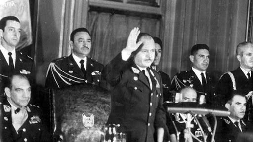 mfceli's tweet photo. 🇵🇪 Gracias al nuevo fujimorismo, estamos volviendo a ser un país que solo los mayores o los que estudiamos historia conocemos. 

Éramos un país arrastrado, sin honra, sin ninguna capacidad de defenderse. Las élites vendían el país en partes con tal de que se mantuvieran sus privilegios mientras la mayoría vivía en la absoluta miseria, en la mayoría de casos, en situación semifeudal.

Solo nos pudimos liberar por una generación de militares revolucionarios que rompieron las estructuras que parecían inamovibles. 

El cambio no solo fue interno sino también externo. La política exterior, a cargo de ese señor que ven con sombrero militar llamado Edgardo Mercado Jarrín, nos dio un liderazgo en las causas justas del entonces llamado Tercer Mundo. Nos plantamos ante EEUU y la URSS en lo de las 200 millas, le hicimos la guerra diplomática a Francia por sus experimentos nucleares en el Pacífico y apoyamos el retorno del gobierno legítimo de China a la ONU. 

Los militares revolucionarios nos abrieron al mundo.  

La mayoría de los peruanos no sabe esto porque se ha permitido que la oligarquía cuente la historia de Velasco y solo repiten "dictadura, dictadura, mala, mala". No pueden ir más allá. Hasta descendientes de los beneficiados por la revolución lo repiten.

La falta de un estudio serio sobre el Gobierno Revolucionario de las Fuerzas Armadas, nos ha puesto en esta situación en la que o se normaliza la humillación o se cree que no tenemos otra opción. Nadie está dispuesto a ir a protestar por el destrozo de nuestra política exterior.

Pero cuando sabes que sí hay opciones y que alguna vez fuimos independientes, la humillación duele aún más.