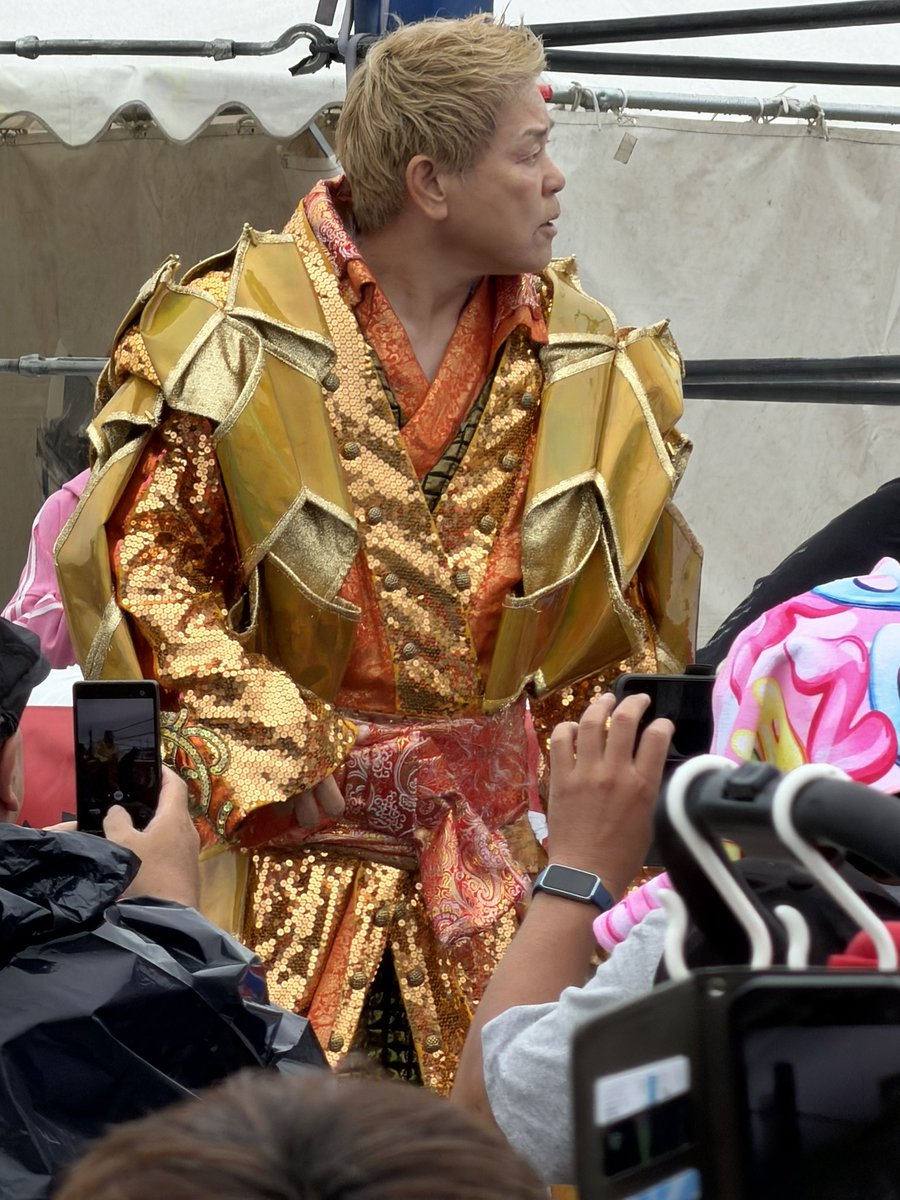 qnd5kg's tweet photo. 中山競馬場で神取忍見たけど存在感がすごい https://t.co/IIxMheixek
