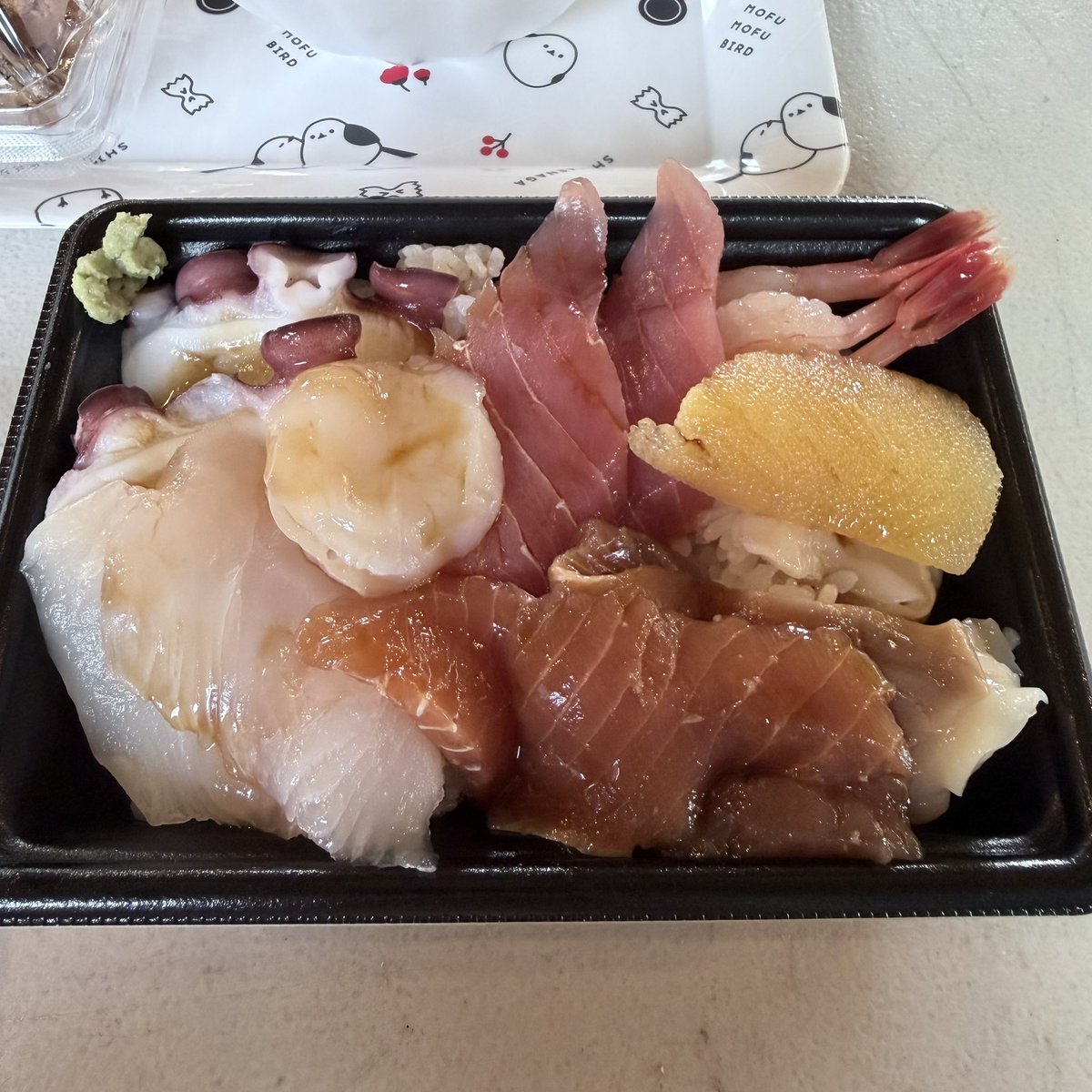 matiluda64's tweet photo. 本日「カムバック・サーモンTOUR2026還暦故郷遡上編〜ホッチャレ歌まつり〜」留萌編
増毛経由で留萌へ
遠藤水産で以前から気になってたこれ！やってみた。
���軽に海鮮丼食べれていい♪
あとは国稀で梅サワー、レモンサワー、果樹園で果物を仕入れて留萌へ！
#増毛 https://t.co/ORcU9g94UF